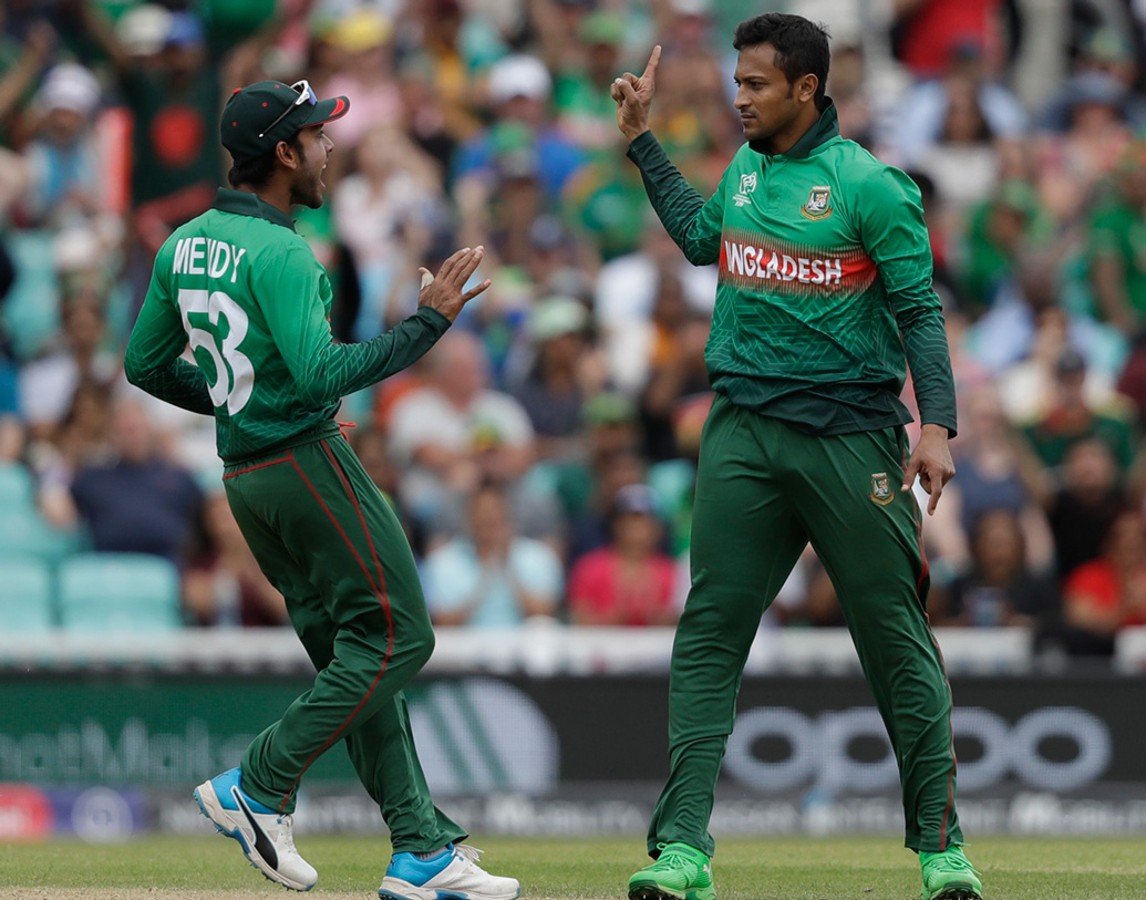 মোক্ষম সময়ে দক্ষিণ আফ্রিকার এডেন মারক্রামের উইকেট তুলে নেন ম্যাচের নায়ক শাকিব। এর ফলে ওয়ান ডে ক্রিকেটে দ্রুততম (১৯৯ ম্যাচ) পাঁচ হাজার রান ও আড়াইশো উইকেট দখল করলেন তিনি।