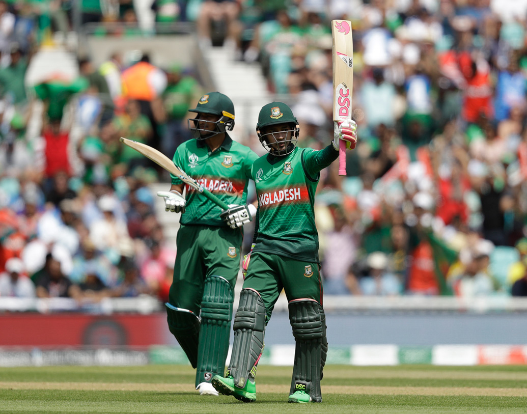 শাকিব ৮৪ বলে ৭৫ রানের ইনিংস খেলেন। মুশফিকুর ৮০ বলে ৭৮ রান করেন।