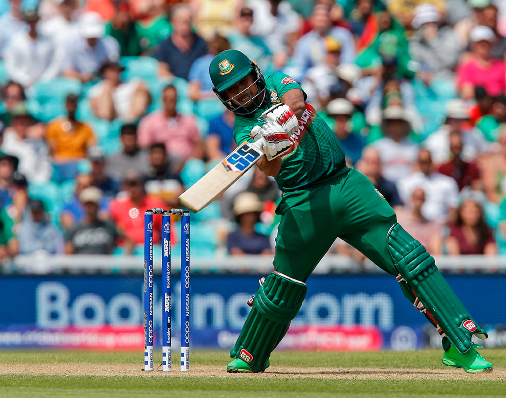 দুই ব্যাটসম্যান ফিরে যাওয়ার পরে বাংলাদেশের ইনিংসকে এগিয়ে নিয়ে যান মাহমুদুল্লাহ ও মোসাদ্দেক। মাহমুদুল্লাহ ৩৩ বলে ৪৬ রান করে অপরাজিত থেকে যান।