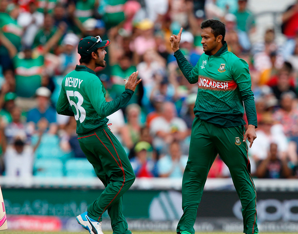 একেবারে ঠিক সময়ে দক্ষিণ আফ্রিকার এডেন মারক্রামের উইকেট তুলে নেন ম্যাচের নায়কও শাকিব। এ দিনই ওয়ান ডে ক্রিকেটে দ্রুততম (১৯৯ ম্যাচ) পাঁচ হাজার রান ও আড়াইশো উইকেট দখল করলেন তিনি।