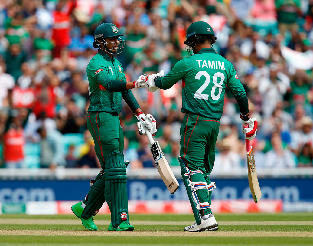 শুরু থেকেই দক্ষিণ আফ্রিকার বোলারদের উপরে আগ্রাসী মেজাজে ব্যাট চালাতে শুরু করেন বাংলাদেশের ওপেনার সৌম্য সরকার (৩০ বলে ৪২ রান)। ফলে তামিমের ব্যর্থতা (২৯ বলে ১৬ রান) তেমন ভাবে চোখে পড়েনি।