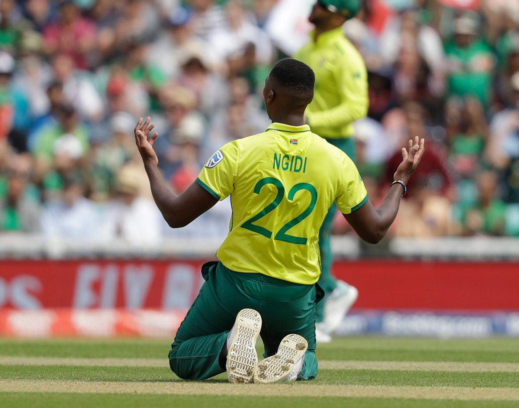 দক্ষিণ আফ্রিকার বোলাররা সে অর্থে এ দিন সফল হতে পারলেন না। পঞ্চম ওভারে লুঙ্গি এনগিডির বলে দু’বার পুল করে চার মেরে শুরুটা করেন সৌম্য।  মনোবল ভেঙে যায় সেখানেই।