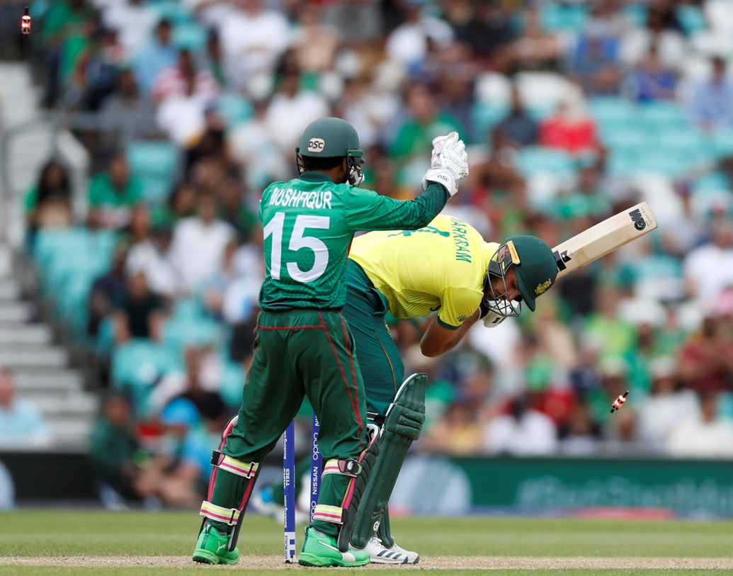 কুইন্টন ডি’কক (২৩) ও এডেন মারক্রাম (৪৫) শুরুটা ভাল করেছিলেন। কিন্তু শাকিব ও মুস্তাফিজুরদের সামনে স্থায়ী হতে পারেননি দীর্ঘক্ষণ।