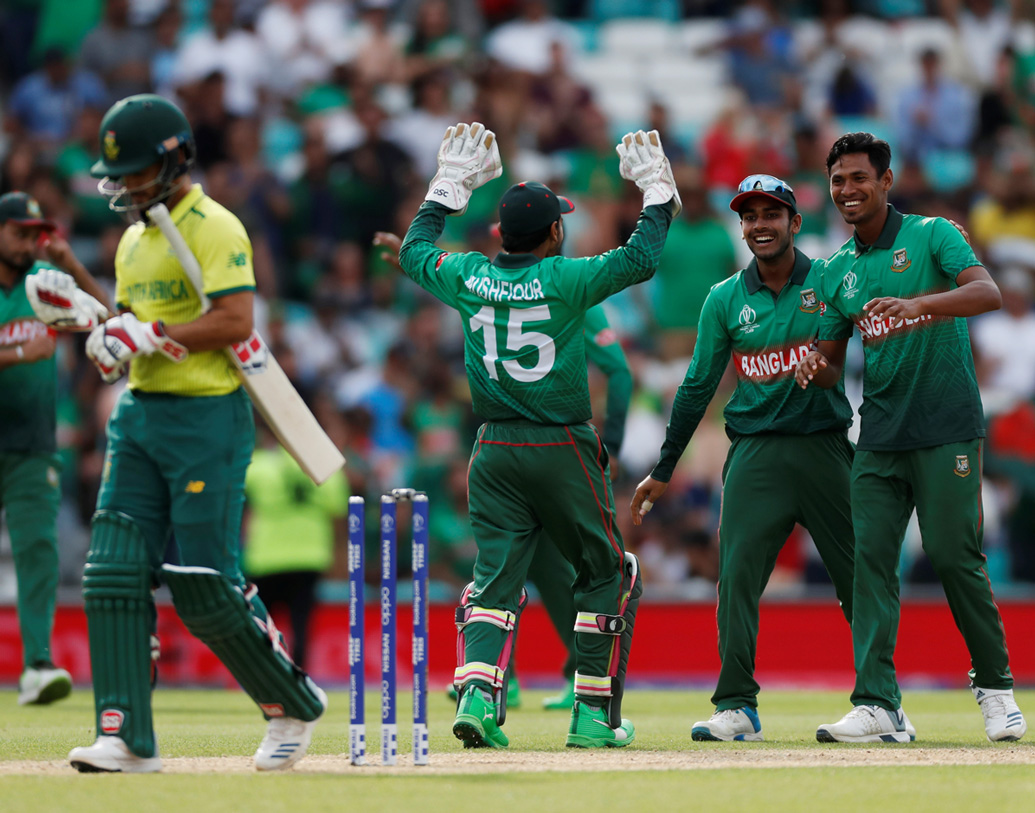 ফাফ ডু’ প্লেসি (৬২) ও জে পি ডুমিনিরাও (৪৫) ম্যাচ বের করে আনার চেষ্টা করেছিলেন, কিন্তু মেহেদী হাসান-সহ বাংলাদেশের বোলাররা যথেষ্ট নিয়ন্ত্রিত বোলিং করেছেন, তাই আফ্রিকার সিংহের গর্জন ম্লান হয়েছে বাংলার বাঘদের কাছে।