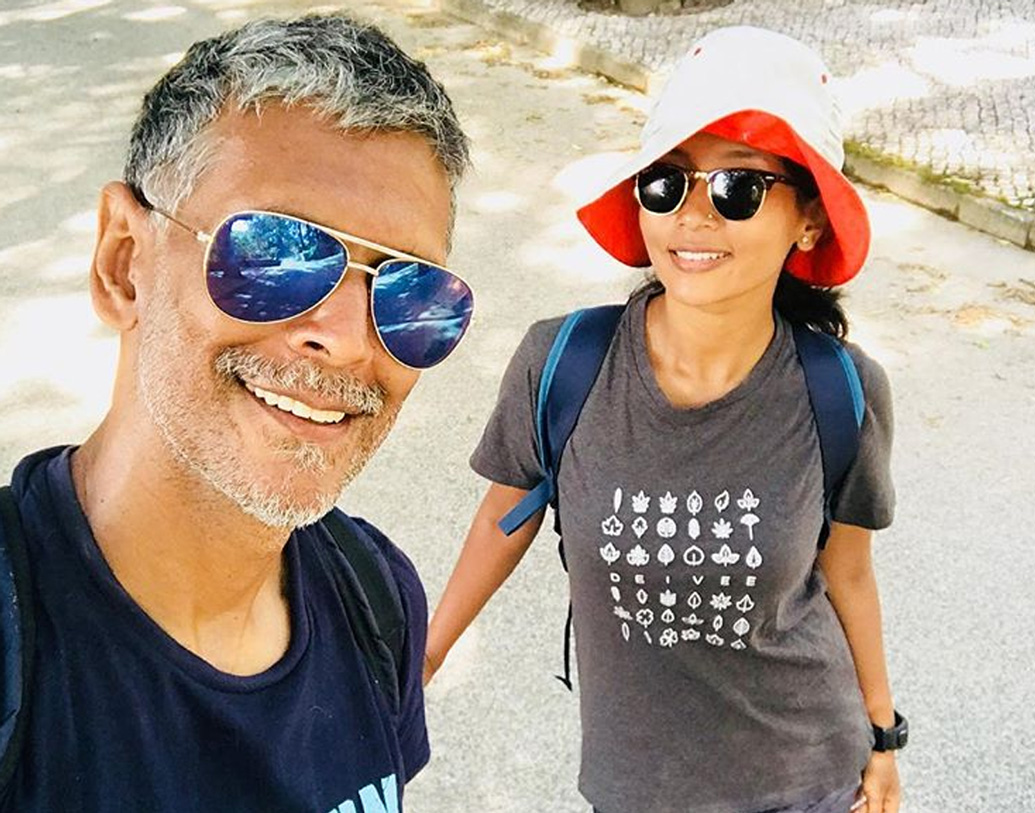 মিলিন্দ ও তাঁর স্ত্রী অঙ্কিতা কোনওয়ারের ছবি দেখে নেটিজেনরা বয়সের ফারাক নিয়ে প্রশ্ন তুলেছেন। কিন্তু প্রেমের সঙ্গে বয়সের সম্পর্ক নেই। কী ভাবে পরস্পরের কাছে এসেছিলেন দু’জনে? সম্প্রতি সেটাই শেয়ার করেছেন অঙ্কিতা।