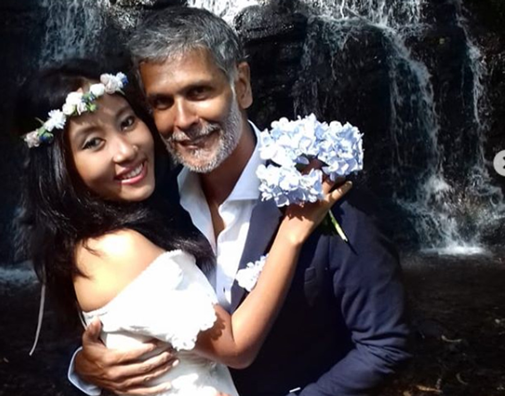 ৫২ বছর বয়সী মিলিন্দের স্ত্রী অঙ্কিতার বয়স মাত্র ২৩ বছর! সংবাদ মাধ্যমে যদিও তাঁর বয়স নিয়ে নানা মত রয়েছে। কেউ বলেন ১৮, কেউ বলেন ২৬। পাঁচ বছর ডেট করার পর বিয়ের সিদ্ধান্ত নিয়েছিলেন দু’জনে।