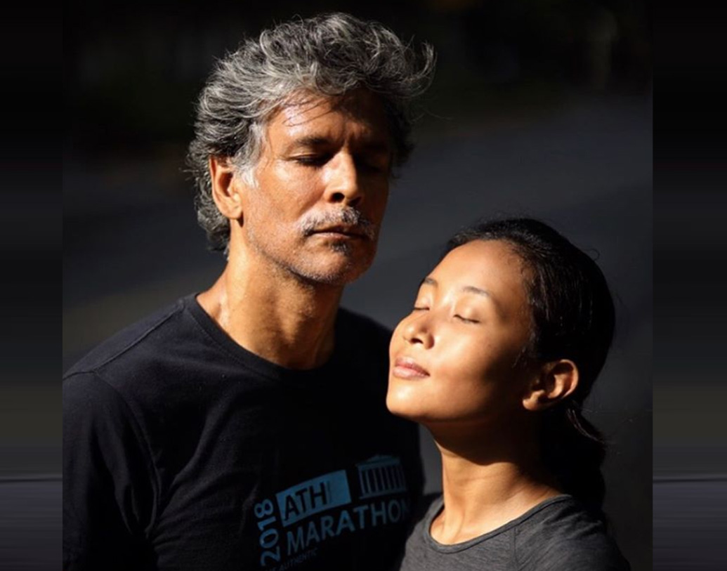 আরেক দিন নাইট ক্লাবে যাচ্ছিলেন বন্ধুরা মিলে। পরস্পরের দিকে তাকিয়ে চোখ ফেরাননি তাঁরা দু’জনে অনেকক্ষণ, বলেন অঙ্কিতা।