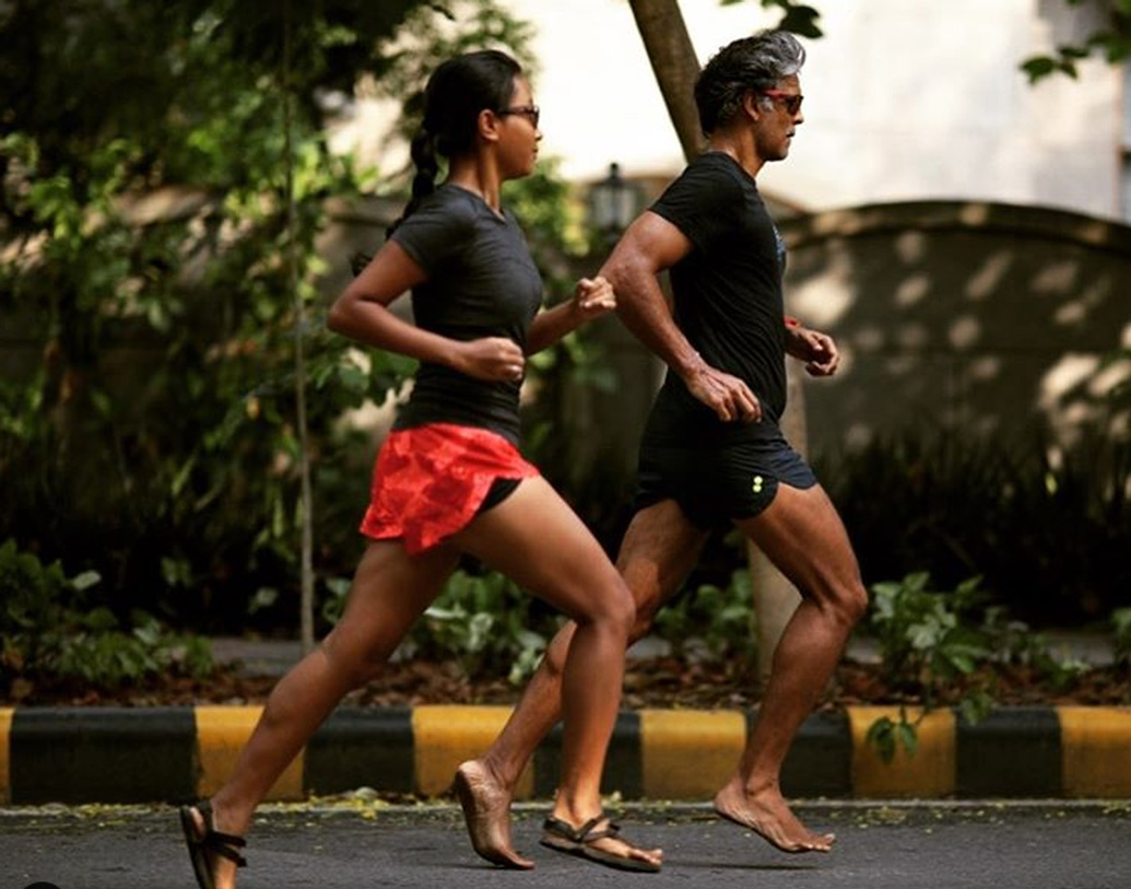 মিলিন্দ এবং অঙ্কিতা দু’জনেই দৌড়তে পছন্দ করেন। বিয়ের পরের দিনই খালি পায়ে ১০ কিলোমিটার দৌড়েছিলেন এই জুটি। সে ছবি সোশ্যাল মিডিয়ায় পোস্ট করে মিলিন্দ লেখেন, ‘আমার স্ত্রীয়ের সঙ্গে প্রথম বার ১০ কিলোমিটার দৌড়লাম।’ আজীবন চলার পথেও এ ভাবেই এক সঙ্গে থাকতে চান, জানিয়েছেন দু’জনেই।