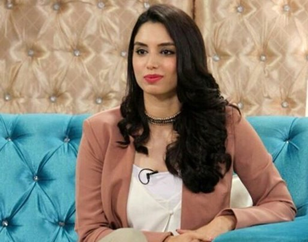 বিরাট কোহালি ও এবি ডেভিলিয়ার্সের সঙ্গে ছবি তোলার কারণে ট্রোলিংয়ের শিকার হয়েছিলেন। আইপিএলের একটি ম্যাচে আরসিবিকে সমর্থনের জন্যেও পাকিস্তানে ট্রোলিংয়ের শিকার হন তিনি।