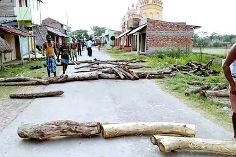 কাঠের গুঁড়ি ফেলে পথ আটকানো হয়েছে খেজুরিতে। নিজস্ব চিত্র