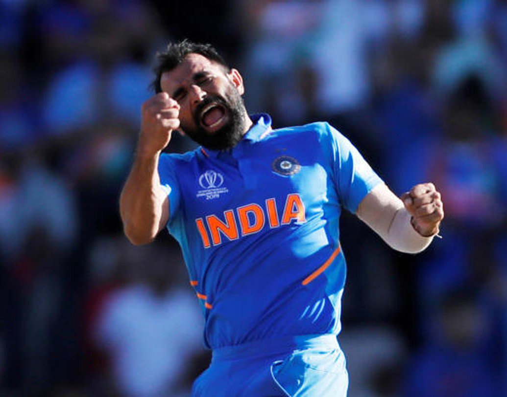 মহম্মদ শামি- হ্যাটট্রিক-সহ পরপর দুই ম্যাচে ৮ উইকেট। এরপর তাঁকে যে দলের বাইরে রাখা যাবে না, প্রমাণ করেছেন শামি নিজেই। ভুবি ফিট হয়ে উঠলেও তাঁকে হয়তো এই ম্যাচে বসতে হতে পারে।