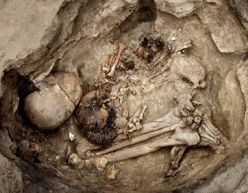 প্রায় প্রত্যেকের মাথায় রয়েছে আঘাতের চিহ্ন। মূলত মাথার পেছনেই আঘাত করা হয়েছে ভারী কোনও পাথর বা ধারালো অস্ত্র দিয়ে, এমনটাই জানিয়েছেন নৃতত্ত্ববিদরা।