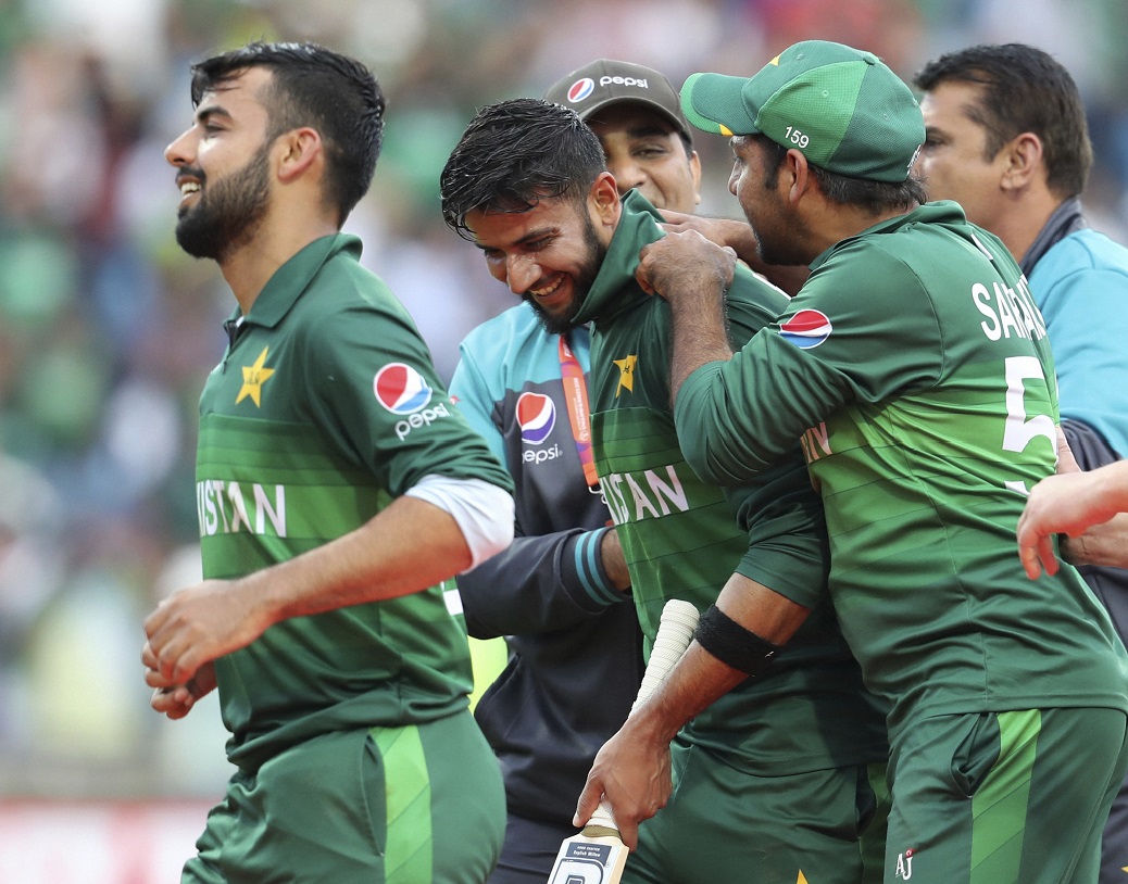 ইংল্যান্ড যদি তাদের শেষ দু’টি ম্যাচে জিতে যায়, তাহলেও সামান্য সুযোগ থাকবে পাকিস্তানের। তখন আসবে নেট রান রেটের অঙ্ক। বাংলাদেশকে বড় ব্যবধানে হারিয়ে বাড়িয়ে নিতে হবে নেট রান রেট। সঙ্গে ভারত এবং নিউজিল্যান্ডকে হারতে হবে পরের সব ম্যাচেই।