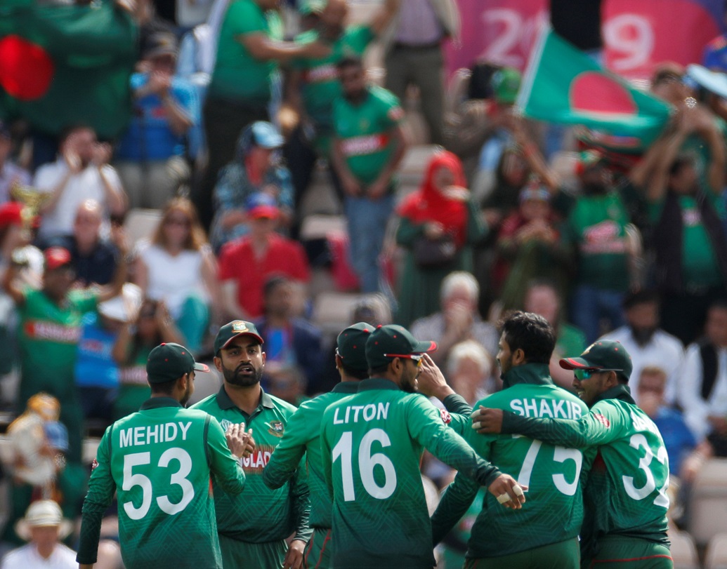 ৭ ম্যাচে ৭ পয়েন্ট নিয়ে এই মুহূর্তে বাংলাদেশ লিগ টেবিলে ৬ নম্বরে। নিজেদের শেষ দু’টি ম্যাচে জিতে তাদের অপেক্ষা করতে হবে পাকিস্তান ও ইংল্যান্ডের হারের। এক ম্যাচ জিতে ৯ পয়েন্ট নিয়েও তারা সেমিফাইনালে যেতে পারে। তবে তার জন্য ভারত ও নিউজিল্যান্ডকে হারতে হবে নিজেদের বাকি সব ম্যাচ।