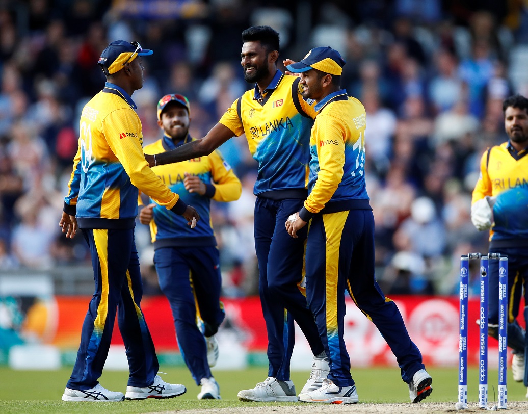 ইংল্যান্ডকে হারিয়ে নিজেদের সেমিফাইনালে যাওয়ার আসা দেখতে পেয়েছিল শ্রীলঙ্কা। কিন্তু দক্ষিণ আফ্রিকার কাছে হেরে তাদের এখন সেমিফাইনালে যাওয়ার পথ সব থেকে কঠিন। শুধু নিজেদের জয় নয়, তাঁদের তাকিয়ে থাকতে হবে বাংলাদেশের কাছে পাকিস্তানের হার, ভারতের কাছে বাংলাদেশের হার এবং ইংল্যান্ডের সব ম্যাচে হারের দিকে।