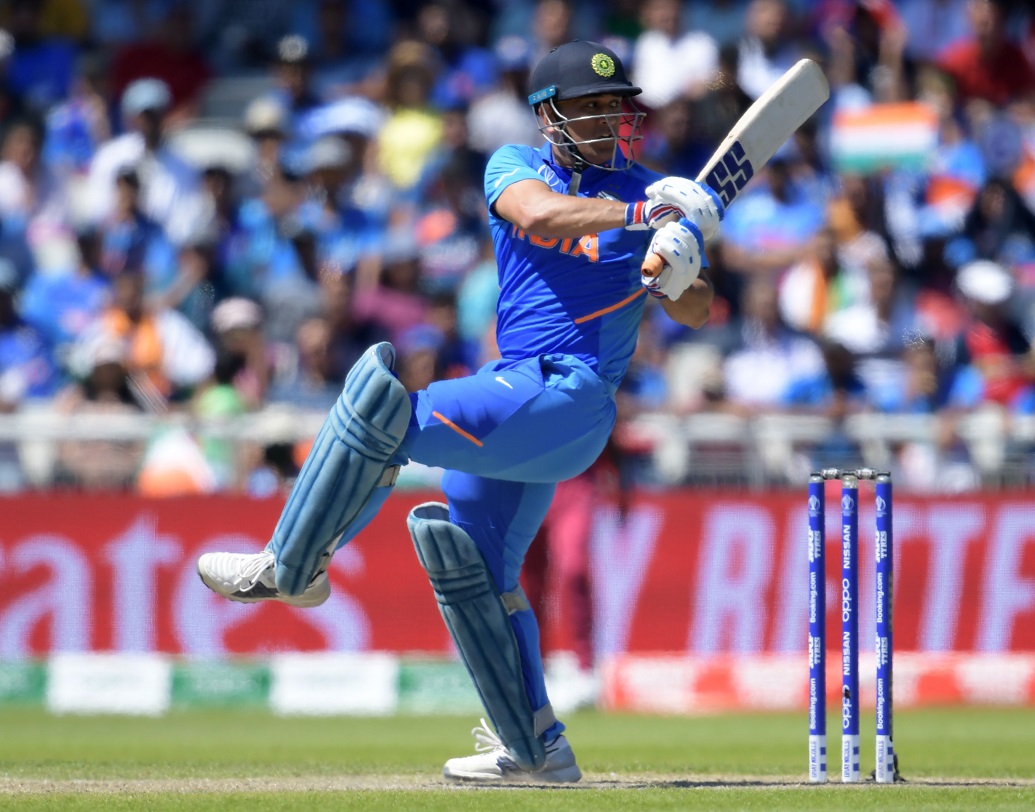 মহেন্দ্র সিংহ ধোনি- ভারতের হয়ে তিনি মাঠে নামলে ম্যাচ জেতার সম্ভাবনা অনেকটাই বেড়ে যায়। তীক্ষ্ণ গেমপ্ল্যানে বিপক্ষকে ঘায়েল করতে পারেন। তবে বিশ্বকাপে তাঁর মন্থর ব্যাটিংয়ের জন্য বার বার সমালোচনার মুখে পড়েছেন এমএসডি। ব্রিটিশদের বিরুদ্ধে আজকে মাহি ম্যাজিকের আশায় ভারতীয় শিবির।