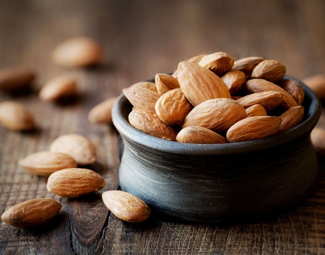 কাঠবাদাম খেতে অনেকেই ভালবাসেন। ব্রেকফাস্টের সঙ্গে হোক বা হাল্কা স্ন্যাক্সের সঙ্গে, কাঠবাদামের জুড়ি মেলা ভার। তবে অনেকেই সুইট আমন্ডের বদলে বিটার আমন্ড খেতে বেশি পছন্দ করেন। তবে এতে যে সায়ানাইড রয়েছে, তা জানেন কি? প্রসেসিংয়ের সময় সেই সায়ানাইড বার না করলে সেই বিটার আমন্ড খেয়ে মৃত্যু পর্যন্ত হতে পারে।