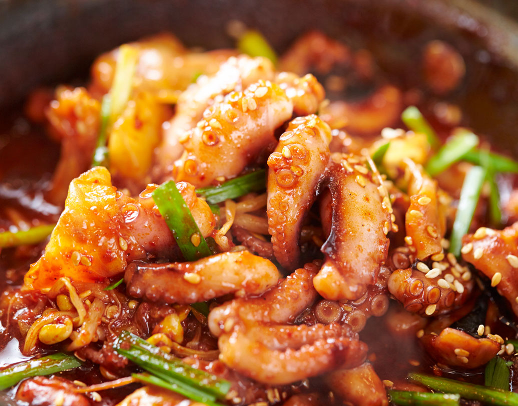 কোরিয়ায় বেবি অক্টোপাস খাওয়াটা বেশ অ্যাডভেঞ্চারের। কারণ, পরিবেশনের কয়েক সেকেন্ড আগেও তা জ্যান্ত রাখা হয়। সান্নাকজি নামের ওই ডিসটি সুস্বাদু হলেও প্রাণঘাতী হতে পারে। কারণ, ভাল মতো না চিবিয়ে খেলে বেবি অক্টোপাসের সাকশন কাপগুলো গলায় লেগে থেকে শ্বাসরোধ করে দিতে পারে। ফি বছরে সান্নাকজি খেয়ে মৃত্যুর ঘটনাও ঘটে কোরিয়ায়।