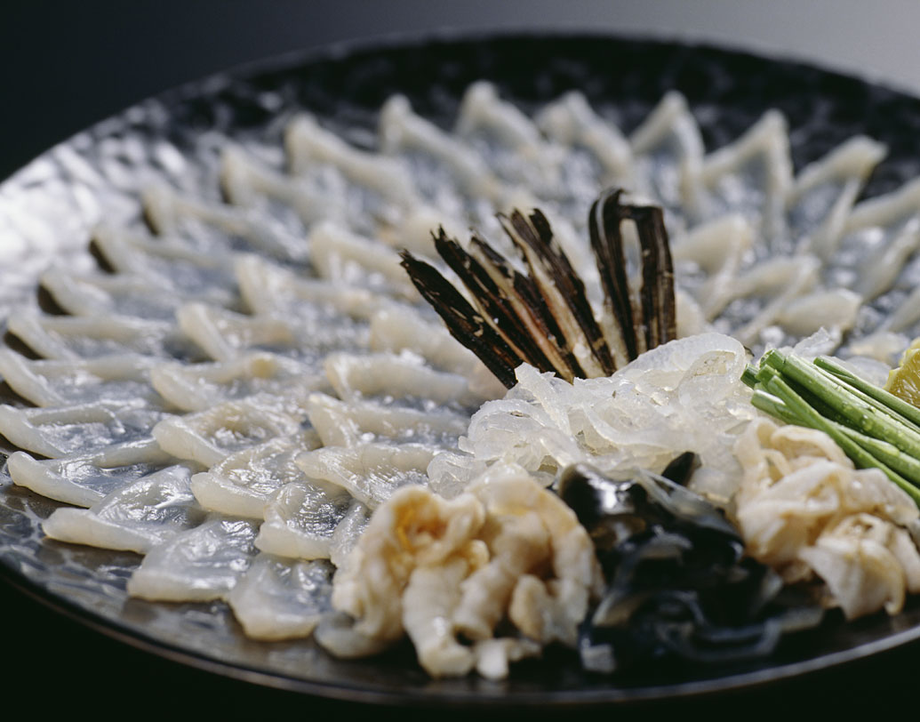 ডেইলি মেল জানিয়েছে, বিশ্বের অন্যতম বিষাক্ত ফুগু মাছ খেয়ে ফি বছরে মৃত্যু হয় ৩০-৫০ জনের। এর ডিম্বাশয়-অন্ত্র-লিভারে টেট্রোডোটক্সিন রয়েছে যা সায়ানাইডের থেকেও ১২০০ গুণ বিষাক্ত। পেশি অবশ করে শ্বাসরোধও করতে পারে তা। ফুগু রান্নার আগে দু’বছরের ট্রেনিং ও পরীক্ষা দিতে হয় শেফদের। তবে দু’তৃতীয়াংশই ওই পরীক্ষায় ফেল করেন।