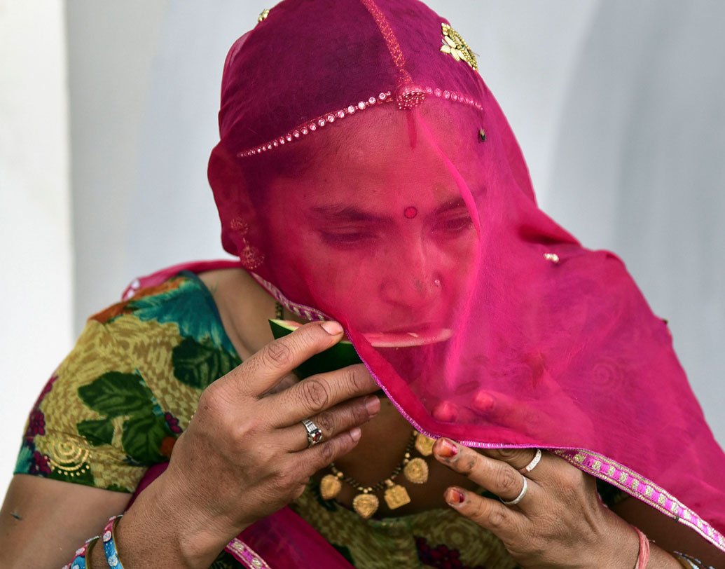 দিন কয়েক ধরেই তীব্র তাপপ্রবাহে অস্বস্তি বে়ড়েছে রাজস্থানে। রবিবার রাজস্থানের চারু শহরে তাপমাত্রা ছিল ৫০ ডিগ্রি সেলসিয়াসের আশপাশে। আবহাওয়া বিষয়ক ওয়েবসাইট এল ডোরাডো জানিয়েছে, সে দিন চারুতে ৪৮.৯ ডিগ্রি সেলসিয়াস এবং শ্রীগঙ্গানগর শহরের তাপমাত্রা ছিল ৪৮.৬ ডিগ্রি সেলসিয়াস। সে দিন বিশ্বের উষ্ণতম শহর ছিল চারু।