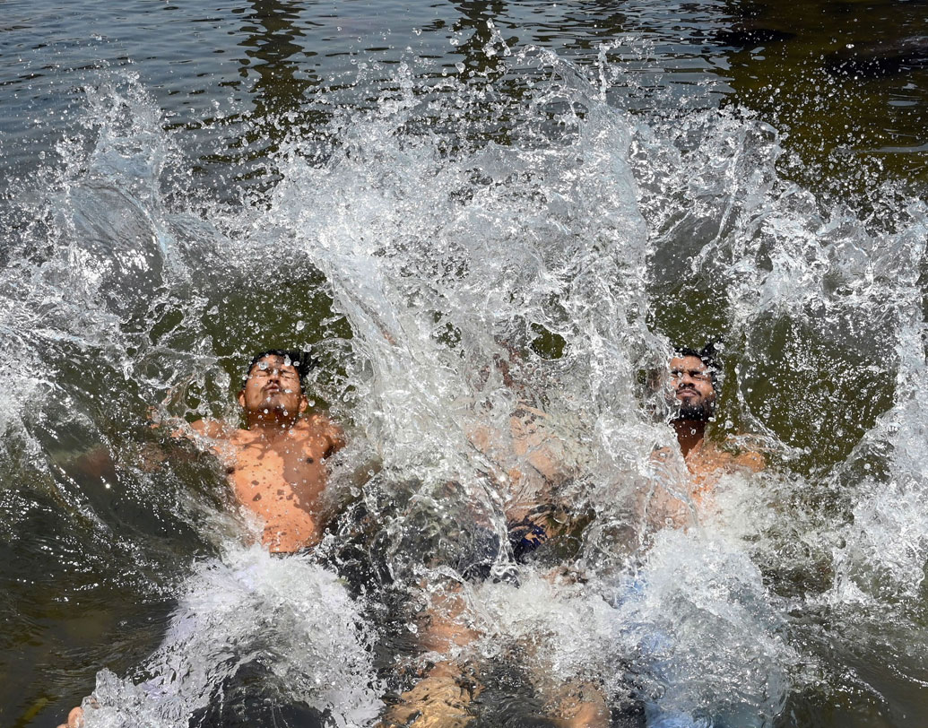 রাজস্থানের সঙ্গে পাল্লা দিয়ে তাপপ্রবাহ বেড়েছে উত্তরপ্রদেশে। রবিবার সে রাজ্যের বান্দা শহরের তাপমাত্রা ছিল ৪৮.৪ ডিগ্রি সেলসিয়াস। উত্তর ভারতের বিস্তীর্ণ অঞ্চল জুড়েই বইছে দিল্লি, জয়পুর, কোটা হায়দরাবাদ বা লখনউতে তাপমাত্রার পারদ ঘোরাফেরা করেছে ৪৫ ডিগ্রি সেলসিয়াসের আশপাশে।