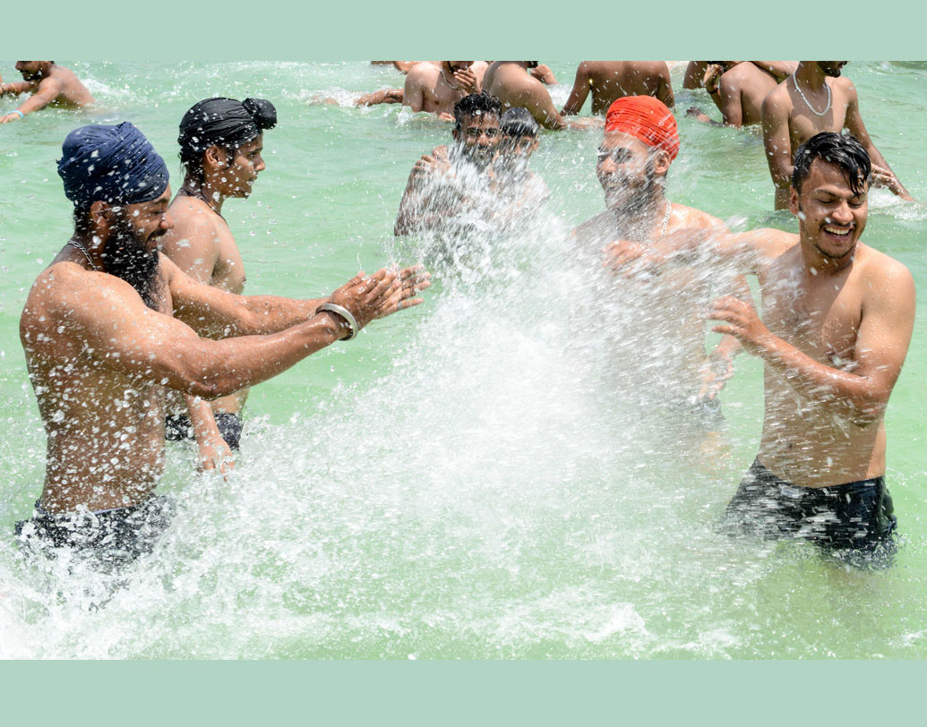 বান্দা শহরের পরেই নাম উঠে এসেছে রাজস্থানের বিকানেরের। রবিবার ওই শহরের তাপমাত্রা ছিল ৪৭.৯ ডিগ্রি সেলসিয়াস। অন্য দিকে, হরিয়ানার নারনাউল এবং রাজস্থানের জয়সলমের শহরের তাপমাত্রা ছিল ৪৭.২ ডিগ্রি করে এবং দিল্লিতে ৪৬.১ ডিগ্রি সেলসিয়াস।