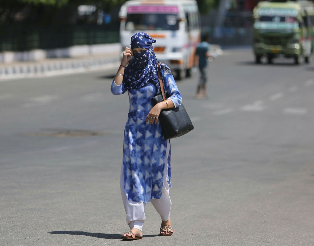 এই আবহে কেমন রয়েছেন দেশের শৈলশহরের বাসিন্দারা? আবহাওয়া দফতর জানিয়েছে, স্বস্তিতে নেই তাঁরাও। শিমলা, নৈনিতাল, শ্রীনগরের মতো শহরে তাপমাত্রা ঘোরাফেরা করেছে ৩৫ ডিগ্রি সেলসিয়াসের আশপাশে। যা স্বাভাবিকের থেকে ৪ ডিগ্রি বেশি। রবিবার শিমলা এবং নৈনিতালের তাপমাত্রা ছিল যথাক্রমে ৩২ ও ৩৩ ডিগ্রি সেলসিয়াস।