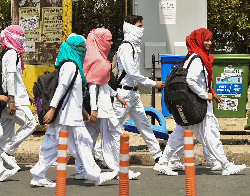 দিল্লির মৌসম ভবনের একটি সমীক্ষা অনুযায়ী, গত দু’দশকে হিল স্টেশনগুলিতে উল্লেখযোগ্য ভাবে তাপমাত্রা বেড়েছে। ১ জুন উত্তরাখণ্ডের মুসৌরিতে এক সময় তাপমাত্রা ছুঁয়েছিল ৩৮ ডিগ্রি সেলসিয়াস।