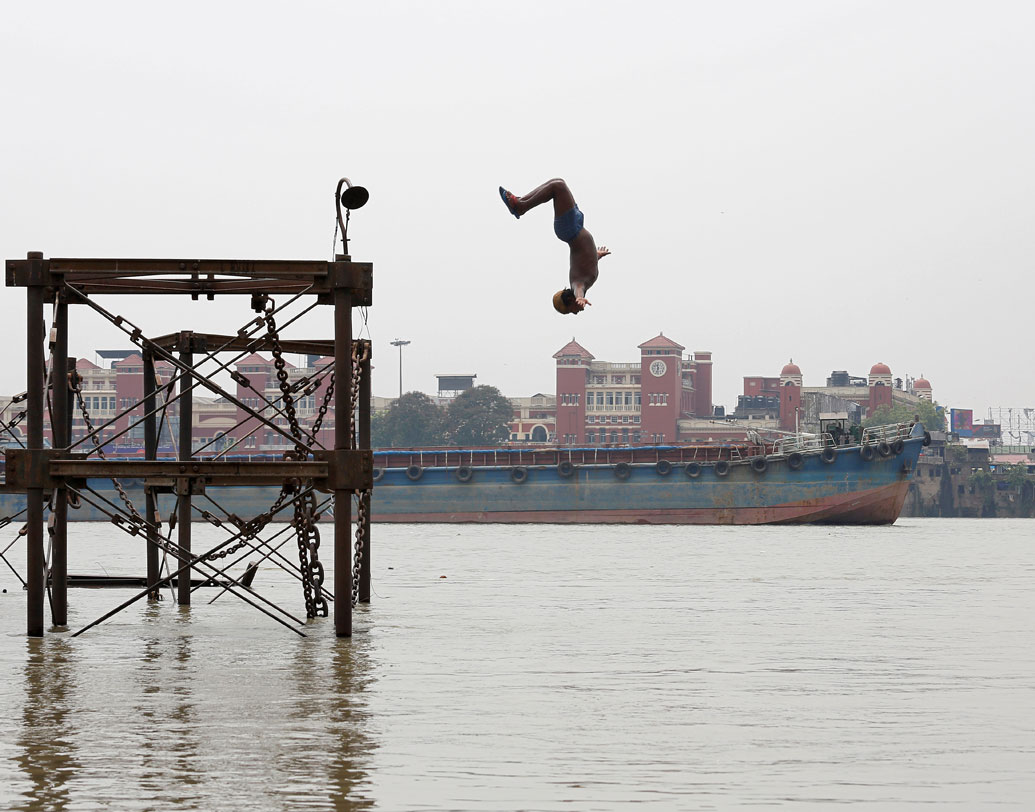 তাপপ্রবাহের ফলে অস্বস্তিতে ভুগলেও আশার বাণী শুনিয়েছেন মৌসম ভবনের কর্তারা। আগামী কয়েক দিনে উত্তর ভারতে গরম কমার সম্ভাবনা রয়েছে। জম্মু-কাশ্মীর ও হিমাচল প্রদেশে বজ্রবিদ্যুৎ-সহ বৃষ্টি হতে পারে বলে জানিয়েছেন মৌসম ভবনের ডিরেক্টর জেনারেল মৃত্যুঞ্জয় মহাপাত্র।