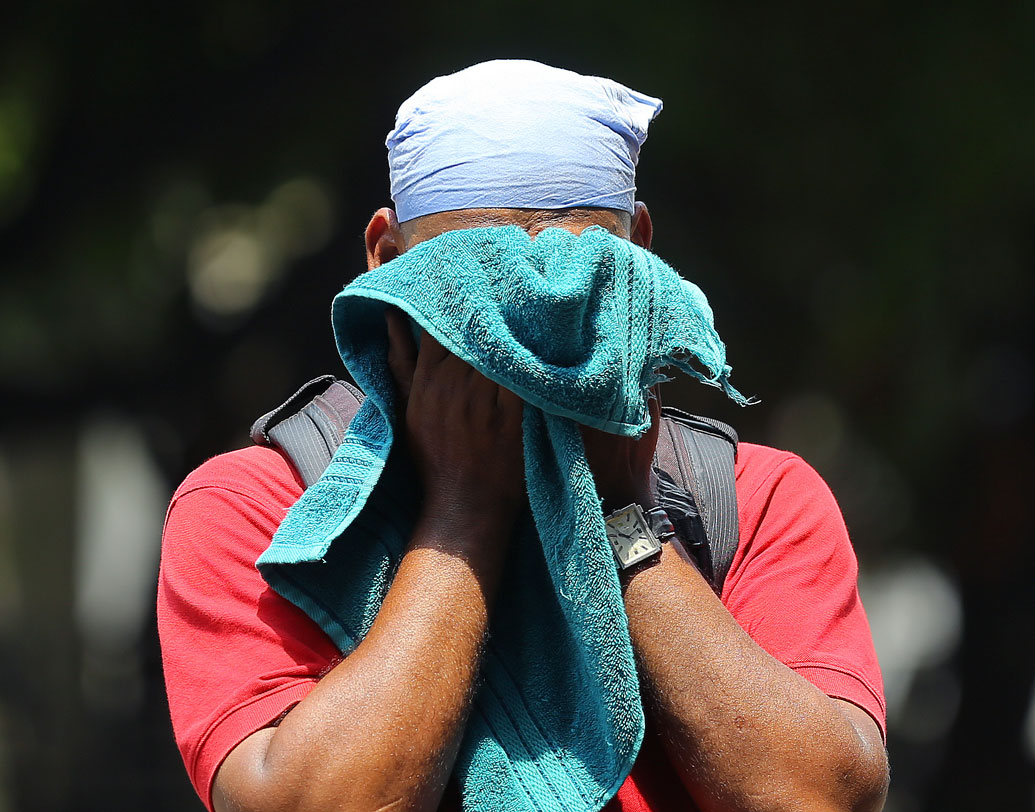 মৌসম ভবন জানিয়েছে, সমতল এলাকায় তাপমাত্রা ৪০ ডিগ্রি সেলসিয়াস ছুঁলেই তা তাপপ্রবাহ বলে গণ্য করা হয়। অন্য দিকে, উপকূলবর্তী এলাকায় তাপমাত্রার পারদ ৩৭ ডিগ্রি সেলসিয়াসের উপরে উঠলে বা পর্বতাঞ্চলে তা ৩০ ডিগ্রি সেলসিয়াসের ওপারে গেলে তাকে তাপপ্রবাহ বলা যাবে।