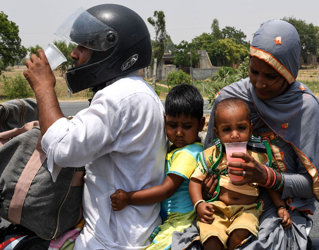 তীব্র দাবদাহে নানা ধরনে অসুখবিসুখ তো হয়েইছে, এমনকি মৃত্যুর ঘটনাও আকছার ঘটছে। গত ফেব্রুয়ারিতে সংসদে পেশ করা একটি রিপোর্ট অনুযায়ী ২০১০ থেকে ২০১৮-র মধ্যে তীব্র দাবদাহে ৬,১৬৭ জনের মৃত্যু হয়েছে। তাপপ্রবাহের ফলে কেবলমাত্র ২০১৫-তেই ২,০৮১ জনের মৃত্যু হয়েছে বলে ওই রিপোর্টে প্রকাশ।