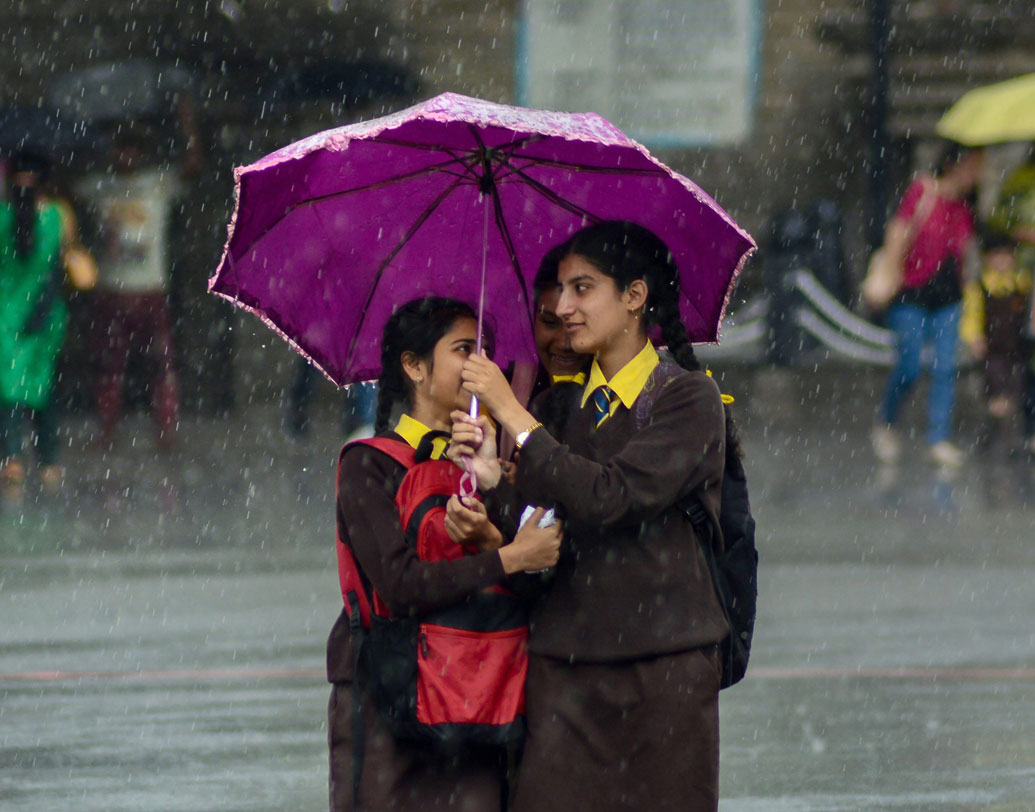 তবে কি এই তীব্র দাবদাহ থেকে রেহাই মিলবে না? আবহাওয়া দফতরের কথা শুনলে কিন্তু নিরাশ হতে হবে।  তারা জানিয়েছে, ১৯০১-এর পর থেকে উষ্ণতম বছর ছিল ২০১৮। এবং চলতি বছরে সে রেকর্ডও ভেঙে যেতে পারে যদি বর্ষা তার স্বাভাবিক সময়ে না আসে।