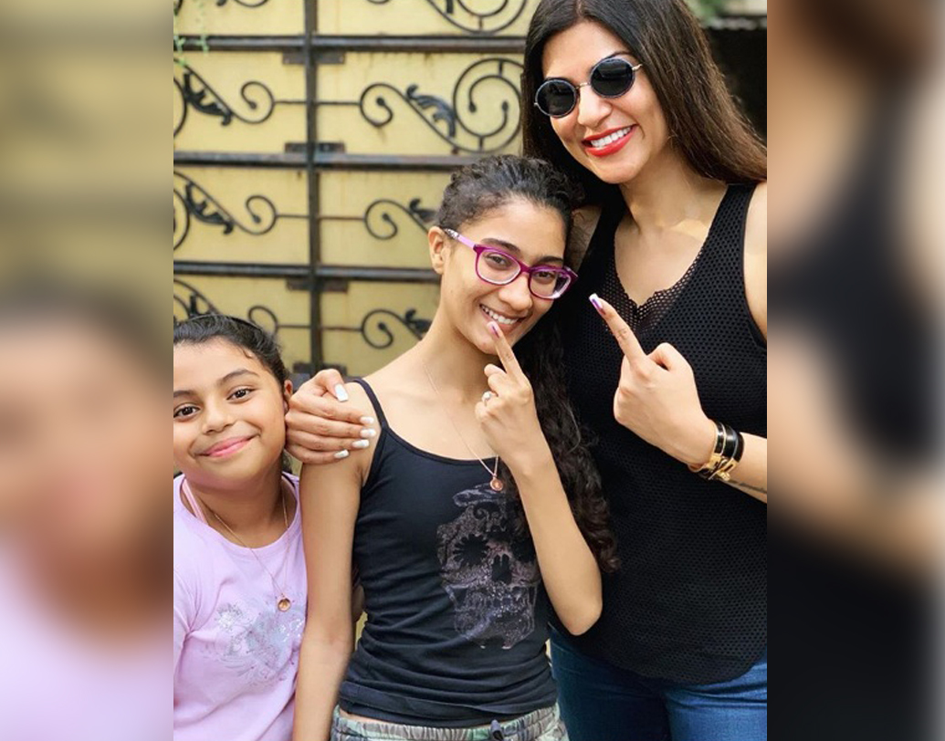 দুই মেয়ে রেনে এবং আলিশাকে দত্তক নিয়েছেন। নিজের প্রেমের সম্পর্ক নিয়েও কখনও লুকোচুরি করেননি। সম্প্রতি রোহমান শালের সঙ্গে তাঁর সম্পর্কের কথাও প্রকাশ্যে স্বীকার করেছেন।