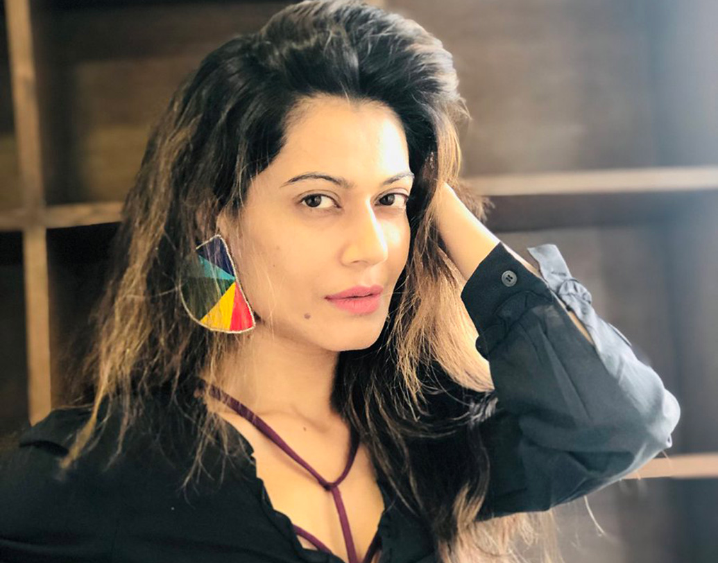 তার পর থেকেই একাধিক বার বিতর্কে জড়িয়েছেন তিনি। সন্ত্রাসের মাধ্যমে দেশভাগ করা হয়েছিল বলে মন্তব্য করে শুরুতেই বিতর্ক বাধান তিনি। তবে তাতে দমে যাওয়া তো দূর, বরং ভারতীয় রাজনীতি থেকে শুরু করে রাফাল চুক্তি, সব ব্যাপারেই মন্তব্য করতে শুরু করেছেন তিনি।