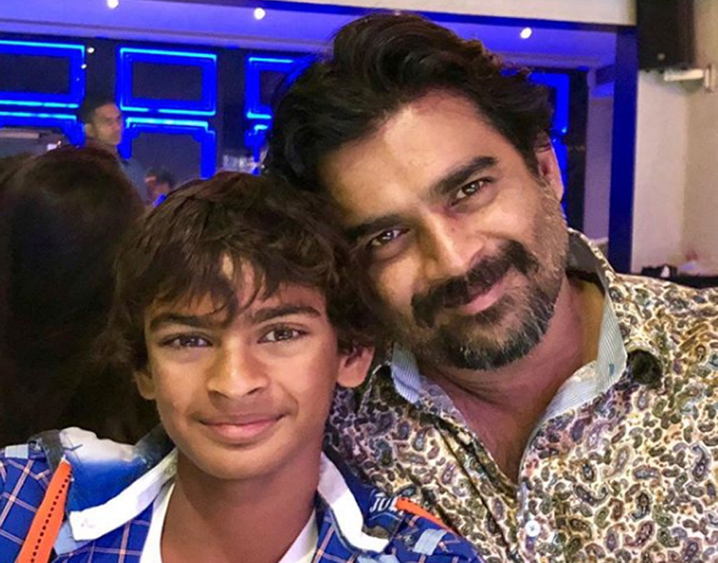 আর মাধবনের ছেলে বাবার মতোই কেরিয়ার হিসাবে ফিল্মকেই বেছে নেবেন কি না? তা তো সময়ই বলবে। তবে সাঁতারু হিসেবে এখনই বেশ নজর কাড়ছে বেদান্ত মহাদেবন। গত বছরে তাইল্যান্ডের একটি আন্তর্জাতিক প্রতিযোগিতায় ১৫০০ মিটার ফ্রিস্টাইল বিভাগে ব্রোঞ্জ পদকও জিতে ফেলেছে।