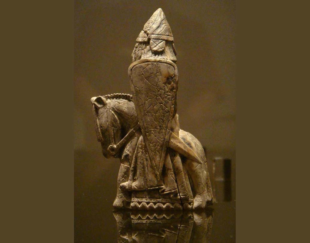 নাম প্রকাশে অনিচ্ছুক অ্যান্টিক জিনিসপত্র বিক্রেতা স্কটল্যান্ডের বাসিন্দা ওই ব্যবসায়ী ৮.৮ সেন্টিমিটারের এই ঘুঁটিটি আরেক অ্যান্টিক বিক্রেতার কাছ থেকেই কিনেছিলেন। কিন্ত তারা কেউই এর ঐতিহাসিক মূল্য বুঝতে পারেননি।