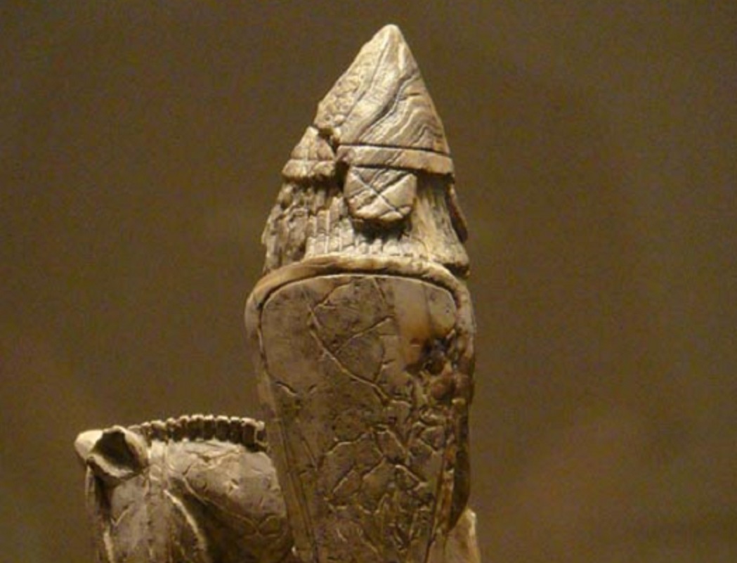 তাঁদের ড্রয়ারেই প্রায় ৫৫ বছর ধরে এই ঘুঁটিটি রাখা ছিল। উদ্ধার হওয়া এই অংশটি একটি প্রহরীর, যার মাথায় হেলমেট, হাতে তলোয়ার।