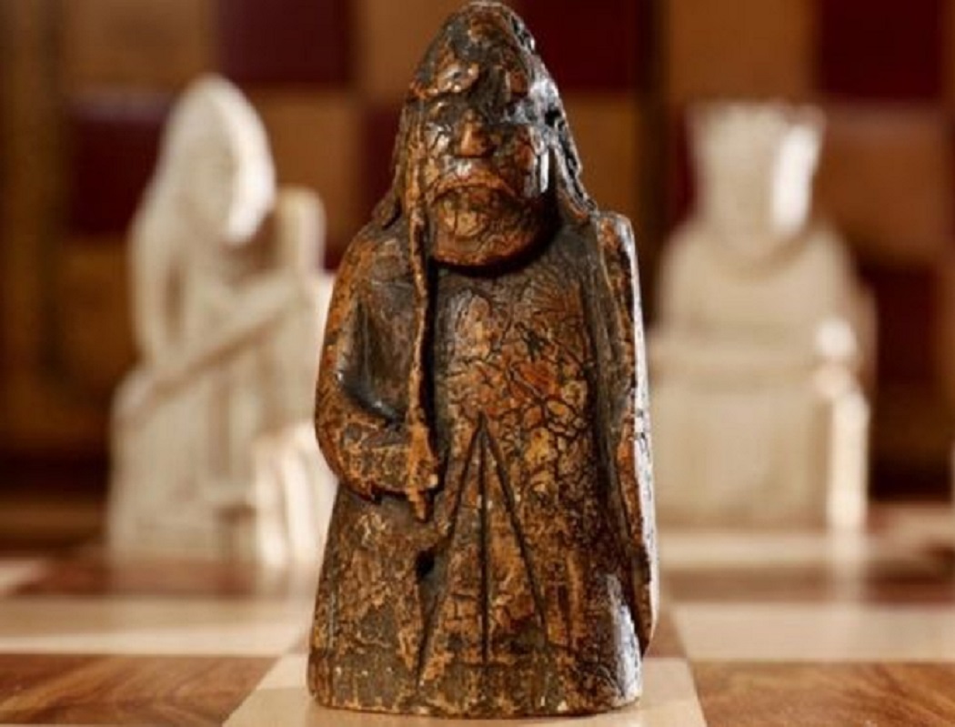 এই পরিবারের অ্যান্টিক সংগ্রহ দেখতে রোজই বহু মানুষ আসেন। আলেকজান্ডার ক্যাডার নামক এক বিশেষজ্ঞের প্রথম এই ঘুঁটি দেখে সন্দেহ হয়।