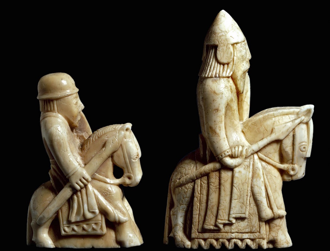 ১৮৩১ সালে প্রথম এই ৯৩ পিস ‘ওয়ালরাস টাস্ক ওয়ারিয়র চেসম্যান’ সেট উদ্ধার করা হয়। স্কটল্যান্ডের লুইস আইলের এক বালির স্তূপ থেকে উদ্ধার করা হয় এটি।