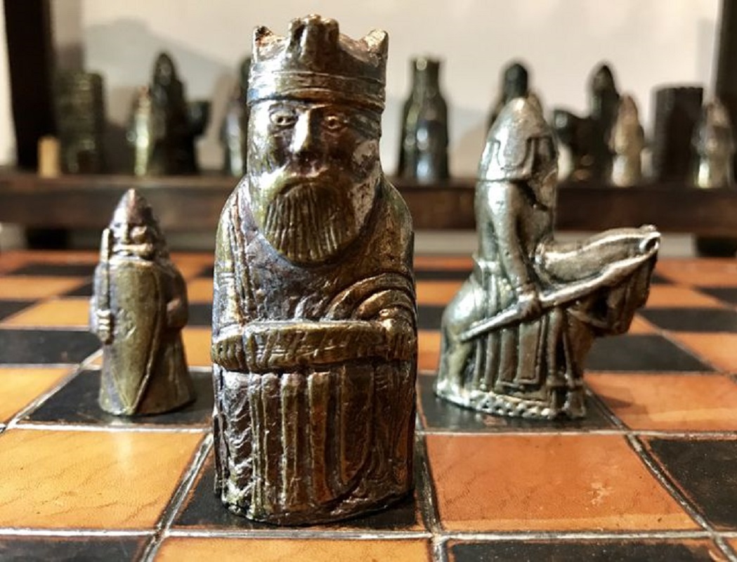 এর মধ্যে মোটামুটি ৮২টি ঘুঁটি ব্রিটিশ মিউজিয়ামে ও ১১টি স্কটল্যান্ডের ন্যাশনাল মিউজিয়ামে রাখা আছে।