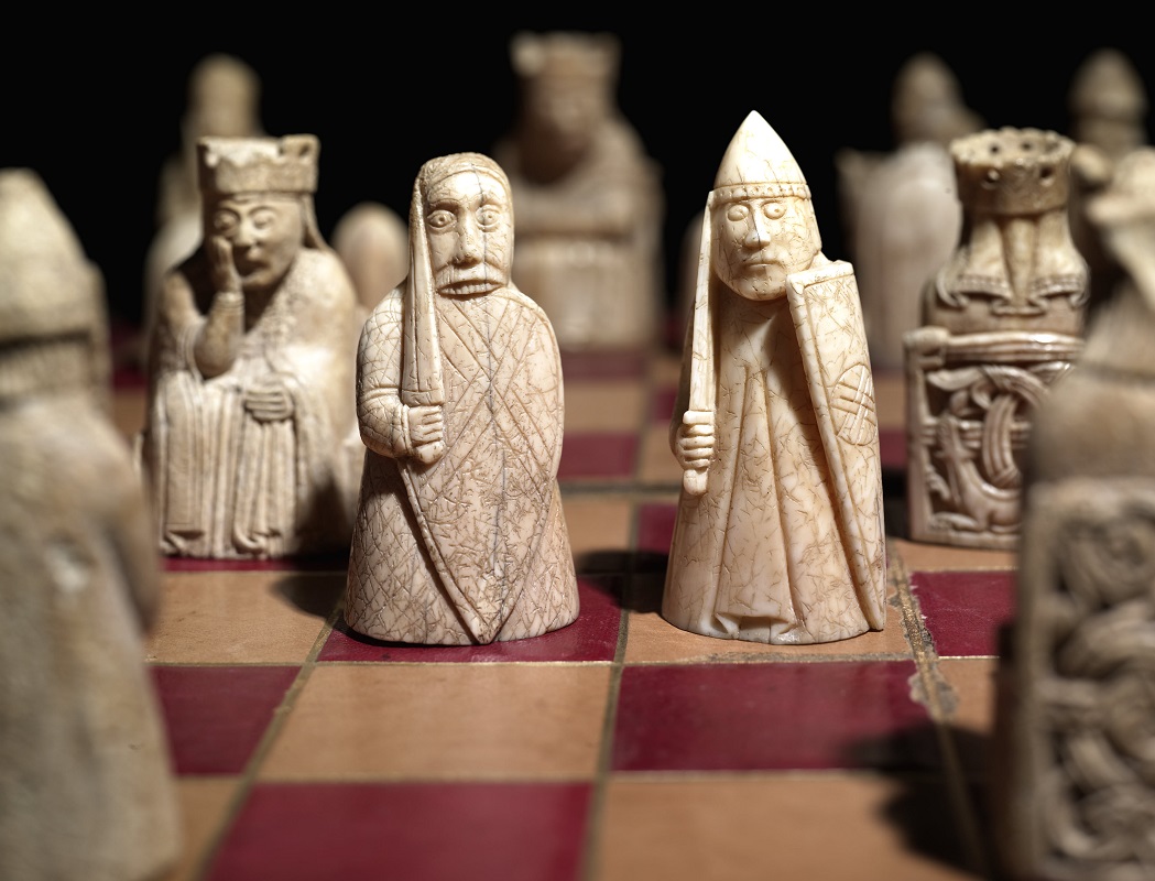 উদ্ধারের পরই বিশেষজ্ঞরা বলেছিলেন, ৯৩টি টুকরো মিললেও ১টি যোদ্ধা ও ৪টি প্রহরীর হিসাব মিলছে না। যদিও সেগুলি অন্য কোনও বোর্ডের কিনা তার উত্তর মেলেনি।