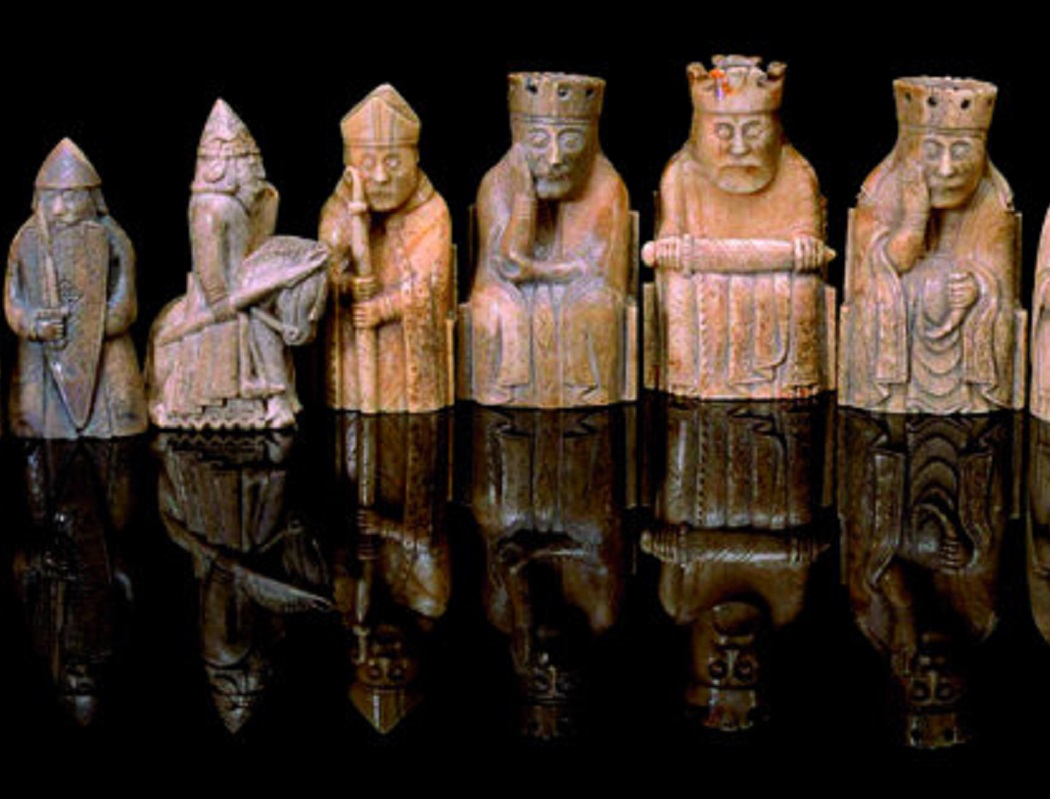 মনে করা হয়, ১২ শতাব্দীর শেষ ভাগে বা ১৩ শতাব্দীর প্রথমার্ধে এই ৯৩ পিসের দাবার বোর্ডটি নরওয়েতে তৈরি হয়েছিল। সম্ভবত এগুলি তৈরি হয়েছিল সেখানকার যোদ্ধাদের প্রতিকৃতি অনুযায়ী।