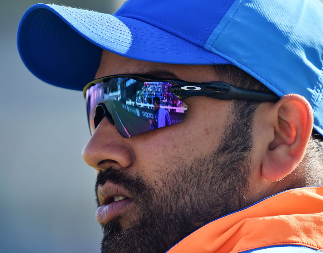 শিখর ধওয়নের সঙ্গী হিসাবে ওপেনিং স্লটে এলেন রোহিত শর্মা। তিন তিনটে ডাবল সেঞ্চুরির মালিক নিশ্চয়ই চাইবেন তাঁর ব্যক্তিগত রানের ঝুলিটা আজ ভরে নিতে। এবং তা হলে দক্ষিণ আফ্রিকার কপালে দুঃখ আছে। ২০৬টা আন্তর্জাতিক ওয়ান ডে-তে ২২টা সেঞ্চুরি রয়েছে রোহিতের। স্ট্রাইক রেট ৮৭.৯৫। গড় ৪৭.৩৯।