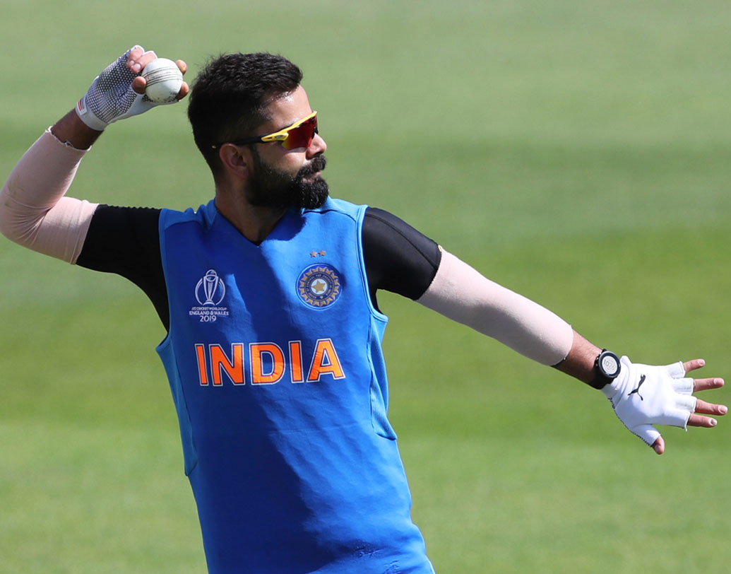 সাউদাম্পটনে মাটিতে খেলতে নামার আগেই বিশ্বকাপের সম্ভাব্য চ্যাম্পিয়নের তকমা জুটে গিয়েছে টিম ইন্ডিয়ার। বিরাট কোহালি বলেছেন, চাপ কী ভাবে নিতে হয় তা জানেন। টিম ইন্ডিয়ার ক্যাপ্টেনকে ব্যাট করবেন তিন নম্বরে। ৪১টি ওয়ান ডে সেঞ্চুরির মালিক কি আজকের ম্যাচে ঝলসে উঠবেন?