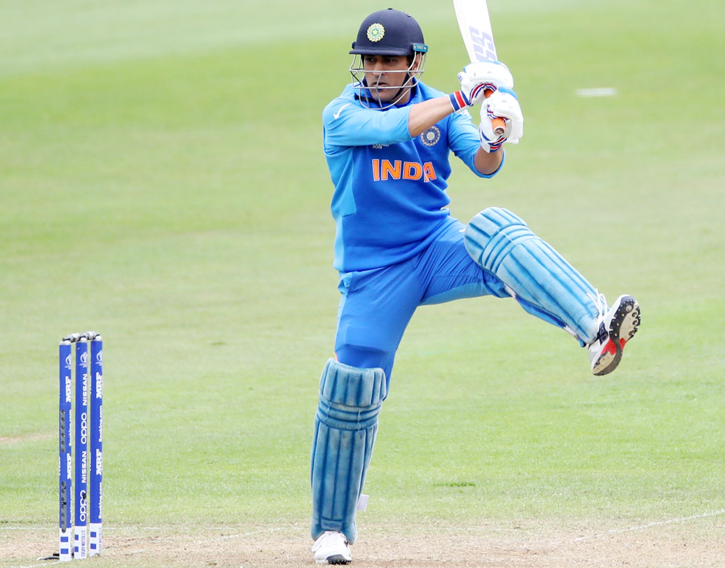 লোকেশ রাহুলের মতোই ওয়ার্ম আপ ম্যাচে সেঞ্চুরি এসেছে এমএস ধোনির ব্যাট থেকে। ফলে টুর্নামেন্ট শুরুর আগে থেকেই দুর্দান্ত ফর্মে। ৩৭ বছরের ধোনির এটাই শেষ বিশ্বকাপ হতে পারে। ফলে নিজেকে উজাড় করে দিতে মুখিয়ে থাকবেন, তা বলাই যায়। আজ পাঁচ নম্বরে ব্যাট করতে আসতে পারেন ধোনি।