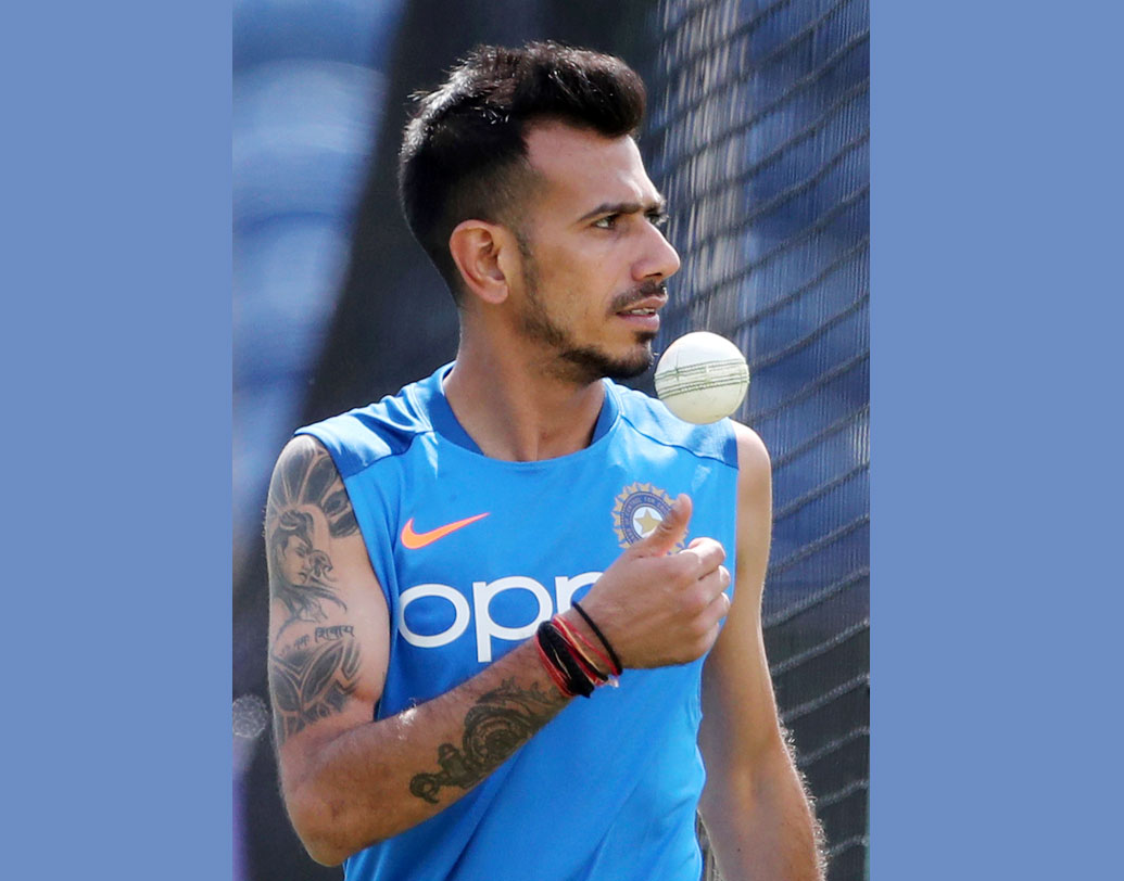 কুলদীপের স্পিন জুটি হিসাবে আজ প্রথম একাদশে থাকছেন যুজবেন্দ্র চহাল। বাংলাদেশের বিপক্ষে ওয়ার্ম আপ ম্যাচে ৩ উইকেট নিয়ে টুর্নামেন্ট শুরুর আগে টিম ম্যানেজমেন্টকে ভরসা দিয়েছেন। সাউদাম্পটনে মাটিতে তাঁর লেগব্রেক সামলাতে বেকায়দায় পড়তে পারেন ফ্যাফ ডুপ্লেসিরা।