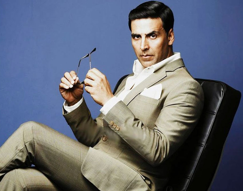 বিজ্ঞাপন থেকে আয়ের ব্যাপারে বলিউডে সবাইকে পিছনে ফেলে দিয়েছেন অক্ষয় কুমার। এ ব্যাপারে শাহরুখ-আমির-সলমনদের রাজত্ব খানখান করে শীর্ষে রয়েছেন তিনি। গত বছর ‘প্যাডম্যান’, ‘গোল্ড’, ‘২.০’, দেখা গিয়েছিল তাঁকে। হলে কী হবে? একটা ব্র্যান্ডে মুখ দেখাতে ‘সিধাসাধা অক্ষয়’ নেন আনুমানিক ১০০ কোটি টাকা।