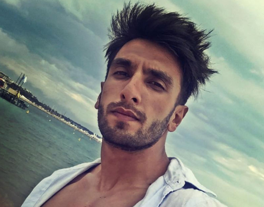 অক্ষয় কুমারের মতোই খানত্রয়ীকে দূরে ঠেলে দিয়েছেন রণবীর সিংহ। তবে ২০১৮-তে অক্ষয়ের থেকে একটা ফিল্ম কম করেছেন তিনি। তা সত্ত্বেও এক একটা ব্র্যান্ড থেকে তাঁর আয় ছিল আনুমানিক ৮৪ কোটি টাকা।