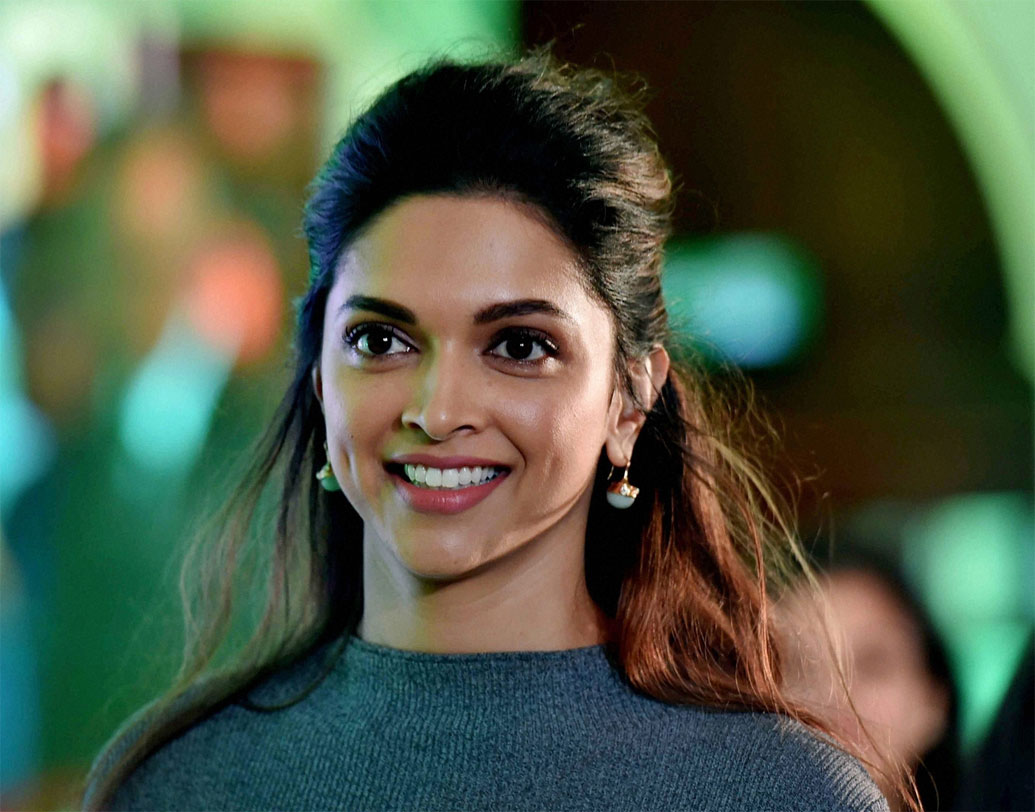 ব্যক্তিগত জীবনে যেমন রণবীর সিংহের পাশাপাশি রয়েছে, আয়ের ব্যাপারেও তাঁর পাশেই রয়েছে দীপিকা পাডুকোন। গত বছর প্রতি বিজ্ঞাপন থেকে আয় করেছেন আনুমানিক ৭৫ কোটি টাকা।