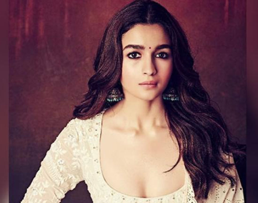 বয়স মাত্র ২৬। আর এর মধ্যেই অভিনয় প্রতিভায় তাক লাগিয়ে দিয়েছেন। তবে শুধু অভিনয় দিয়ে নয়, আয়ের ব্যাপারে অনেক রথী-মহারথীকে হেলায় হারাচ্ছেন আলিয়া ভট্ট। ২০১৮-তে এক একটা বিজ্ঞাপন থেকে আলিয়ার আয় কত ছিল জানেন? আনুমানিক ৬৮ কোটি টাকা।